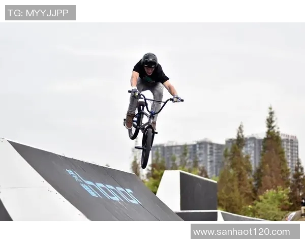 成都攀岩队在极限运动会中的力量表现与技术分析 成都攀岩队在极限运动会中的力量表现与技术分析